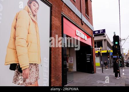 MELBOURNE, AUSTRALIA - 24 MAGGIO: L'ingresso al negozio Cotton on in Chapel Street il 24 maggio 2020 a Melbourne, Australia. Poiché in tutta Victoria si stanno allentando severe restrizioni all'allontanamento sociale, i negozi al dettaglio stanno lentamente riaprendosi con severe regole di allontanamento sociale. Foto Stock