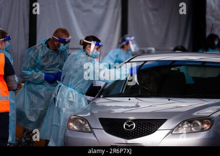 MELBOURNE, AUSTRALIA - Giugno 27: Personale mediale e personale militare sono visti condurre test presso il nuovo sito di test mobile presso la CB Smith Reserve Fawkner mentre le persone arrivano in gran numero per essere testati durante COVID 19 il 27 Giugno 2020 a Melbourne, Australia. Nell'ambito di un preoccupante aumento dei casi positivi al test di Coronavirus a Victoria, che sta suscitando timori di una seconda ondata del Premier di Stato, Daniel Andrews ha annunciato la scorsa settimana che un blitz di test mirato sarebbe stato lanciato ieri (26 giugno) in dieci sobborghi mirati a zero in trasmissione comunitaria. Per la quindicina successiva, 10.000 test wil Foto Stock