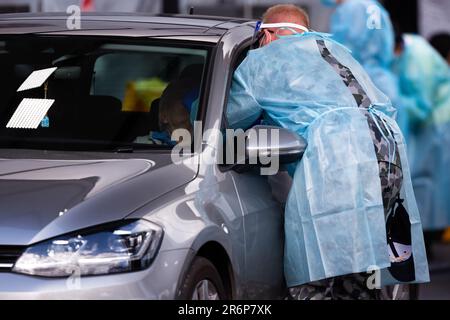 MELBOURNE, AUSTRALIA - Giugno 27: Il personale mediale, compreso il personale militare, è visto condurre test presso il nuovo sito di test mobile presso la CB Smith Reserve Fawkner mentre le persone arrivano in gran numero per essere testati durante il COVID 19 il 27 Giugno 2020 a Melbourne, Australia. Nell'ambito di un preoccupante aumento dei casi positivi al test di Coronavirus a Victoria, che sta suscitando timori di una seconda ondata del Premier di Stato, Daniel Andrews ha annunciato la scorsa settimana che un blitz di test mirato sarebbe stato lanciato ieri (26 giugno) in dieci sobborghi mirati a zero in trasmissione comunitaria. Per le quindicine successive, 10.000 te Foto Stock