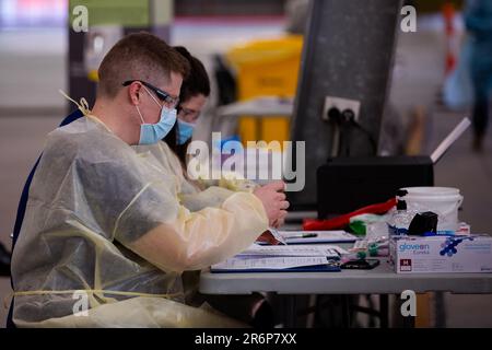 MELBOURNE, AUSTRALIA - Giugno 27: Il personale mediale che indossa i dispositivi di protezione individuale è visto condurre test presso il nuovo sito di test mobile presso il Melbourne Showgrounds durante il COVID 19 del 27 giugno 2020 a Melbourne, Australia. Nell'ambito di un preoccupante aumento dei casi positivi al test di Coronavirus a Victoria, che sta suscitando timori di una seconda ondata del Premier di Stato, Daniel Andrews ha annunciato la scorsa settimana che un blitz di test mirato sarebbe stato lanciato ieri (26 giugno) in dieci sobborghi mirati a zero in trasmissione comunitaria. Per le prossime due settimane, 10.000 test saranno condotti attraverso Kei Foto Stock