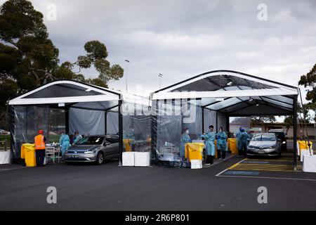 MELBOURNE, AUSTRALIA - Giugno 27: Personale mediale e personale militare sono visti condurre test presso il nuovo sito di test mobile presso la CB Smith Reserve Fawkner mentre le persone arrivano in gran numero per essere testati durante COVID 19 il 27 Giugno 2020 a Melbourne, Australia. Nell'ambito di un preoccupante aumento dei casi positivi al test di Coronavirus a Victoria, che sta suscitando timori di una seconda ondata del Premier di Stato, Daniel Andrews ha annunciato la scorsa settimana che un blitz di test mirato sarebbe stato lanciato ieri (26 giugno) in dieci sobborghi mirati a zero in trasmissione comunitaria. Per la quindicina successiva, 10.000 test wil Foto Stock