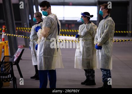 MELBOURNE, AUSTRALIA - Giugno 27: Il personale mediale, compreso il personale militare, viene visto presso il nuovo sito Mobile Testing presso il Melbourne Showgrounds durante il COVID 19, il 27 Giugno 2020 a Melbourne, Australia. Nell'ambito di un preoccupante aumento dei casi positivi al test di Coronavirus a Victoria, che sta suscitando timori di una seconda ondata del Premier di Stato, Daniel Andrews ha annunciato la scorsa settimana che un blitz di test mirato sarebbe stato lanciato ieri (26 giugno) in dieci sobborghi mirati a zero in trasmissione comunitaria. Per le prossime due settimane saranno condotti 10.000 test su Keilor Downs, Broadmeadows, Maidsto Foto Stock