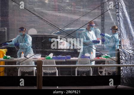 MELBOURNE, AUSTRALIA - Giugno 27: Il personale mediale, compreso il personale militare, è visto condurre test presso il nuovo sito di test mobile presso la CB Smith Reserve Fawkner mentre le persone arrivano in gran numero per essere testati durante il COVID 19 il 27 Giugno 2020 a Melbourne, Australia. Nell'ambito di un preoccupante aumento dei casi positivi al test di Coronavirus a Victoria, che sta suscitando timori di una seconda ondata del Premier di Stato, Daniel Andrews ha annunciato la scorsa settimana che un blitz di test mirato sarebbe stato lanciato ieri (26 giugno) in dieci sobborghi mirati a zero in trasmissione comunitaria. Per le quindicine successive, 10.000 te Foto Stock