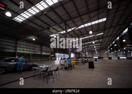 MELBOURNE, AUSTRALIA - Giugno 27: Il personale mediale che indossa i dispositivi di protezione individuale è visto condurre test presso il nuovo sito di test mobile presso il Melbourne Showgrounds durante il COVID 19 del 27 giugno 2020 a Melbourne, Australia. Nell'ambito di un preoccupante aumento dei casi positivi al test di Coronavirus a Victoria, che sta suscitando timori di una seconda ondata del Premier di Stato, Daniel Andrews ha annunciato la scorsa settimana che un blitz di test mirato sarebbe stato lanciato ieri (26 giugno) in dieci sobborghi mirati a zero in trasmissione comunitaria. Per le prossime due settimane, 10.000 test saranno condotti attraverso Kei Foto Stock