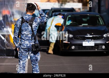 MELBOURNE, AUSTRALIA - LUGLIO 1: L'ADF Media Unit è visto prendere immagini del personale ADF che conduce test al Fawkner Mobile Testing Site come 36 sobborghi di Melbourne tornare in stretta blocco a Victoria durante COVID 19 il 1 luglio 2020 a Melbourne, Australia. Victoria soffre di un aumento sostenuto di nuove infezioni in un blitz da test record di 20.000 test al giorno nei focolai di Melbourne. Victoria ha registrato 73 nuovi casi di coronavirus durante la notte che porta il totale dei casi attivi fino a 370 da giovedì 25 giugno. Il Premier di Stato, Daniel Andrews ha annunciato martedì 30 giugno tha Foto Stock