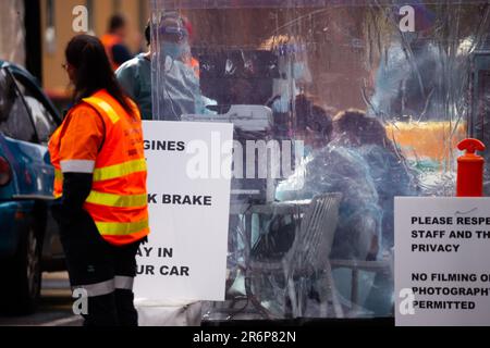 MELBOURNE, AUSTRALIA - Giugno 27: Il personale mediale, compreso il personale militare, è visto condurre test presso il nuovo sito di test mobile presso la CB Smith Reserve Fawkner mentre le persone arrivano in gran numero per essere testati durante il COVID 19 il 27 Giugno 2020 a Melbourne, Australia. Nell'ambito di un preoccupante aumento dei casi positivi al test di Coronavirus a Victoria, che sta suscitando timori di una seconda ondata del Premier di Stato, Daniel Andrews ha annunciato la scorsa settimana che un blitz di test mirato sarebbe stato lanciato ieri (26 giugno) in dieci sobborghi mirati a zero in trasmissione comunitaria. Per le quindicine successive, 10.000 te Foto Stock