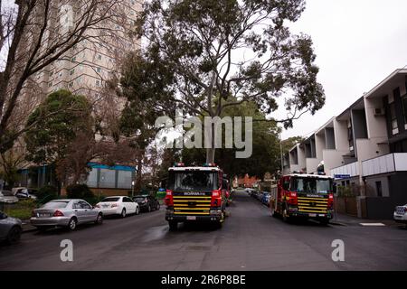 MELBOURNE, AUSTRALIA - 7 LUGLIO: Le strade sono piene di veicoli di servizio di emergenza all'ingresso principale del complesso abitativo di Sutton Street nel terzo giorno della chiusura totale di 9 torri alte della housing commission a North Melbourne e Flemington durante il COVID 19 il 7 luglio 2020 a Melbourne, Australia. Dopo aver registrato un orrore 191 casi COVID-19 durante la notte costringendo il Premier Daniel Andrews ad annunciare oggi che tutta la metropolitana di Melbourne insieme ad un centro regionale, Mitchell Shire tornerà ancora una volta alla fase tre blocchi dalla mezzanotte di mercoledì 8 giugno. Il Premier ha aggiunto Foto Stock