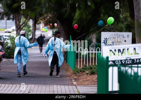 MELBOURNE, AUSTRALIA - 7 LUGLIO: Il personale medico che indossa un DPI completo è visto lasciare il Sutton Street Housing Complex come palloncini sono stati posti sulla recinzione a sostegno dei residenti in mezzo al terzo giorno del blocco totale di 9 torri di altezza housing commission a North Melbourne e Flemington durante COVID 19 Il 7 luglio 2020 a Melbourne, Australia. Dopo aver registrato un orrore 191 casi COVID-19 durante la notte costringendo il Premier Daniel Andrews ad annunciare oggi che tutta la metropolitana di Melbourne insieme ad un centro regionale, Mitchell Shire tornerà ancora una volta alla fase tre blocchi fr Foto Stock