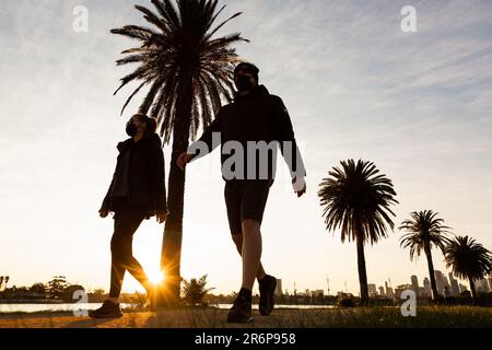 MELBOURNE, AUSTRALIA - 24 LUGLIO: Le persone che indossavano maschere nel lago Albert Park durante il COVID 19 del 24 luglio 2020 a Melbourne, Australia. Il Premier vittoriano ha confermato 300 nuovi casi di coronavirus durante la notte. A partire dalle 11,59pm di mercoledì 22 luglio, le persone che vivono nella metropolitana Melbourne e Mitchell Shire e saranno ora tenuti a indossare una copertura facciale quando si lascia casa, a seguito di un aumento preoccupante dei casi di coronavirus negli ultimi giorni. La multa per non indossare una copertura facciale sarà di $200. Foto Stock