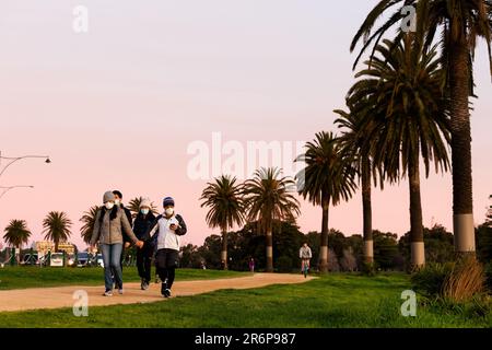 MELBOURNE, AUSTRALIA - 24 LUGLIO: Le persone che indossavano maschere nel lago Albert Park durante il COVID 19 del 24 luglio 2020 a Melbourne, Australia. Il Premier vittoriano ha confermato 300 nuovi casi di coronavirus durante la notte. A partire dalle 11,59pm di mercoledì 22 luglio, le persone che vivono nella metropolitana Melbourne e Mitchell Shire e saranno ora tenuti a indossare una copertura facciale quando si lascia casa, a seguito di un aumento preoccupante dei casi di coronavirus negli ultimi giorni. La multa per non indossare una copertura facciale sarà di $200. Foto Stock