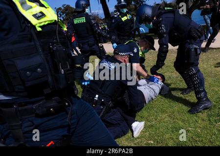 MELBOURNE, VIC - 05 SETTEMBRE: La polizia arresta un uomo durante la protesta contro l'anti-blocco del 05 settembre 2020 a Sydney, Australia. Le restrizioni della fase 4 sono in vigore a partire dalle 6pm:00 di domenica 2 agosto per la metropolitana di Melbourne. Questo include un coprifuoco dalle 8pm:5am alle 18:00 ogni sera. Durante questo periodo le persone possono lasciare la propria casa solo per lavoro e per motivi essenziali di salute, cura o sicurezza. Foto Stock