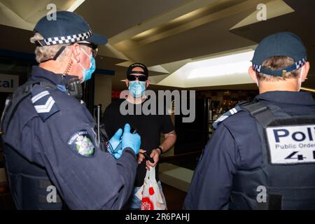 MELBOURNE, VIC - SETTEMBRE 20: La polizia ha interrogato un uomo nel Chadstone Shopping Centre durante una serie di proteste pop up Freedom il 20 settembre 2020 a Melbourne, Australia. Le proteste per la libertà si tengono a Melbourne ogni sabato e domenica in risposta alle restrizioni imposte dal COVID-19 e alla continua rimozione delle libertà nonostante i nuovi casi siano in declino. Victoria ha registrato altri 14 nuovi casi durante la notte con 7 morti. Foto Stock