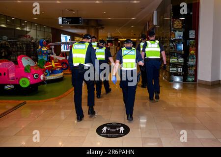 MELBOURNE, VIC - SETTEMBRE 20: Gli ufficiali di polizia vengono visti per liberare il Chadstone Shopping Centre dopo una piccola protesta che si è tenuta durante una serie di proteste pop up Freedom il 20 settembre 2020 a Melbourne, Australia. Le proteste per la libertà si tengono a Melbourne ogni sabato e domenica in risposta alle restrizioni imposte dal COVID-19 e alla continua rimozione delle libertà nonostante i nuovi casi siano in declino. Victoria ha registrato altri 14 nuovi casi durante la notte con 7 morti. Foto Stock