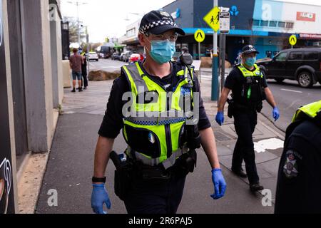 MELBOURNE, VIC - SETTEMBRE 20: Un gran numero di poliziotti ha risposto a una protesta contro il mercato dei Footscray, che è stato scoperto in seguito come una truffa durante una serie di proteste pop up Freedom il 20 settembre 2020 a Melbourne, Australia. Le proteste per la libertà si tengono a Melbourne ogni sabato e domenica in risposta alle restrizioni imposte dal COVID-19 e alla continua rimozione delle libertà nonostante i nuovi casi siano in declino. Victoria ha registrato altri 14 nuovi casi durante la notte con 7 morti. Foto Stock