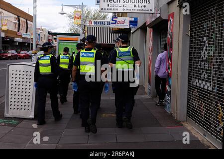 MELBOURNE, VIC - SETTEMBRE 20: Un gran numero di poliziotti ha risposto a una protesta contro il mercato dei Footscray, che è stato scoperto in seguito come una truffa durante una serie di proteste pop up Freedom il 20 settembre 2020 a Melbourne, Australia. Le proteste per la libertà si tengono a Melbourne ogni sabato e domenica in risposta alle restrizioni imposte dal COVID-19 e alla continua rimozione delle libertà nonostante i nuovi casi siano in declino. Victoria ha registrato altri 14 nuovi casi durante la notte con 7 morti. Foto Stock