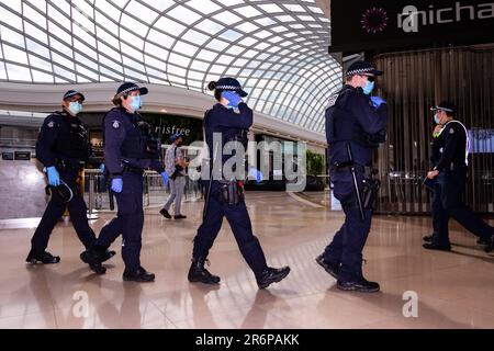 MELBOURNE, VIC - SETTEMBRE 20: La polizia si vede radunare il Chadstone Shopping Centre dopo che un piccolo gruppo di manifestanti del PF è riuscito ad eluderli durante una serie di proteste pop up Freedom il 20 settembre 2020 a Melbourne, Australia. Le proteste per la libertà si tengono a Melbourne ogni sabato e domenica in risposta alle restrizioni imposte dal COVID-19 e alla continua rimozione delle libertà nonostante i nuovi casi siano in declino. Victoria ha registrato altri 14 nuovi casi durante la notte con 7 morti. Foto Stock