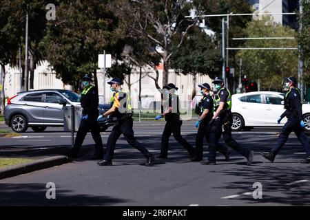 MELBOURNE, VIC - SETTEMBRE 20: Un gran numero di poliziotti pattugliano il CBD prima che il luogo di protesta sia stato rilasciato durante una serie di proteste pop up Freedom il 20 settembre 2020 a Melbourne, Australia. Le proteste per la libertà si tengono a Melbourne ogni sabato e domenica in risposta alle restrizioni imposte dal COVID-19 e alla continua rimozione delle libertà nonostante i nuovi casi siano in declino. Victoria ha registrato altri 14 nuovi casi durante la notte con 7 morti. Foto Stock