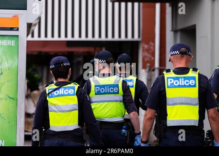 MELBOURNE, VIC - SETTEMBRE 20: Un gran numero di poliziotti ha risposto a una protesta contro il mercato dei Footscray, che è stato scoperto in seguito come una truffa durante una serie di proteste pop up Freedom il 20 settembre 2020 a Melbourne, Australia. Le proteste per la libertà si tengono a Melbourne ogni sabato e domenica in risposta alle restrizioni imposte dal COVID-19 e alla continua rimozione delle libertà nonostante i nuovi casi siano in declino. Victoria ha registrato altri 14 nuovi casi durante la notte con 7 morti. Foto Stock