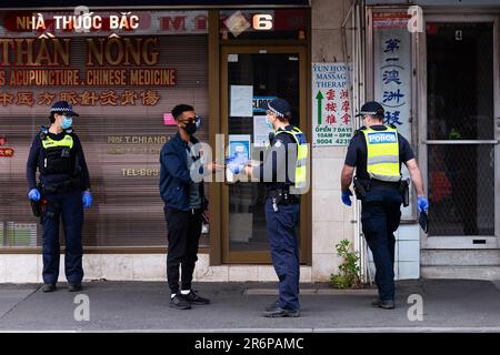 MELBOURNE, VIC - SETTEMBRE 20: La polizia domanda Footscray locali dopo aver appreso che una protesta è stata prevista per il mercato Footscray. In seguito è stato scoperto che era un'abominenza utilizzare le risorse della polizia durante una serie di proteste pop up Freedom il 20 settembre 2020 a Melbourne, Australia. Le proteste per la libertà si tengono a Melbourne ogni sabato e domenica in risposta alle restrizioni imposte dal COVID-19 e alla continua rimozione delle libertà nonostante i nuovi casi siano in declino. Victoria ha registrato altri 14 nuovi casi durante la notte con 7 morti. Foto Stock