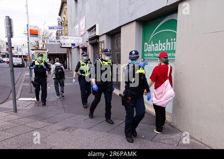 MELBOURNE, VIC - SETTEMBRE 20: Un gran numero di poliziotti ha risposto a una protesta contro il mercato dei Footscray, che è stato scoperto in seguito come una truffa durante una serie di proteste pop up Freedom il 20 settembre 2020 a Melbourne, Australia. Le proteste per la libertà si tengono a Melbourne ogni sabato e domenica in risposta alle restrizioni imposte dal COVID-19 e alla continua rimozione delle libertà nonostante i nuovi casi siano in declino. Victoria ha registrato altri 14 nuovi casi durante la notte con 7 morti. Foto Stock