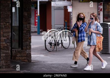 MELBOURNE, VIC - SETTEMBRE 20: Due ragazze camminano attraverso Footscray durante una serie di proteste pop up Freedom il 20 settembre 2020 a Melbourne, Australia. Le proteste per la libertà si tengono a Melbourne ogni sabato e domenica in risposta alle restrizioni imposte dal COVID-19 e alla continua rimozione delle libertà nonostante i nuovi casi siano in declino. Victoria ha registrato altri 14 nuovi casi durante la notte con 7 morti. Foto Stock