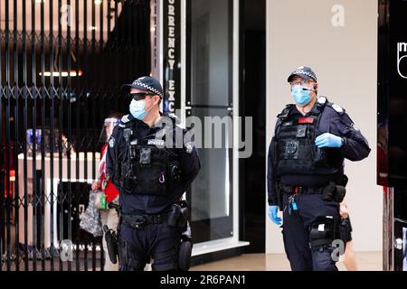 MELBOURNE, VIC - SETTEMBRE 20: Guardia di polizia al Chadstone Shopping Centre dopo una protesta pop-up durante una serie di proteste pop-up Freedom il 20 settembre 2020 a Melbourne, Australia. Le proteste per la libertà si tengono a Melbourne ogni sabato e domenica in risposta alle restrizioni imposte dal COVID-19 e alla continua rimozione delle libertà nonostante i nuovi casi siano in declino. Victoria ha registrato altri 14 nuovi casi durante la notte con 7 morti. Foto Stock