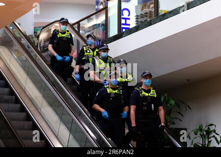 MELBOURNE, VIC - SETTEMBRE 20: Gli ufficiali di polizia vengono visti per liberare il Chadstone Shopping Centre dopo una piccola protesta che si è tenuta durante una serie di proteste pop up Freedom il 20 settembre 2020 a Melbourne, Australia. Le proteste per la libertà si tengono a Melbourne ogni sabato e domenica in risposta alle restrizioni imposte dal COVID-19 e alla continua rimozione delle libertà nonostante i nuovi casi siano in declino. Victoria ha registrato altri 14 nuovi casi durante la notte con 7 morti. Foto Stock