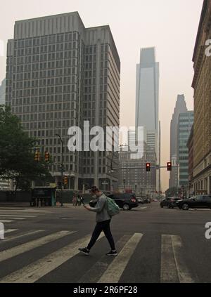 Il fumo degli incendi in Canada trasforma il cielo in arancione nell'ora di punta a Filadelfia. Foto Stock