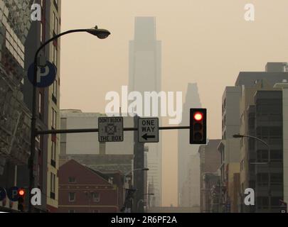 Il fumo degli incendi in Canada trasforma il cielo in arancione nell'ora di punta a Filadelfia. Foto Stock