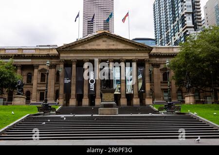 Precedentemente un popolare luogo di incontro, la Biblioteca di Stato di Victoria rimane chiusa e priva di persone a causa del COVID 19 il 12 aprile 2020 a Melbourne, Australia. Foto Stock