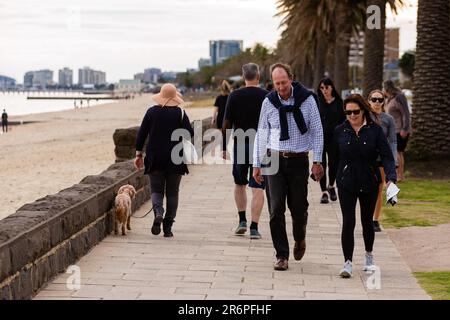 Tra le più severe leggi di blocco in Australia, molti vittoriani stanno volgendo le spalle alle misure draconiane che il governo statale ha messo in atto a causa del COVID 19 il 19 aprile 2020 a Melbourne, Australia. Foto Stock