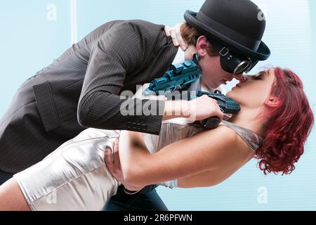 Spie steampunk innamorate, ma legate al dovere. Il loro conflitto simmerà in un fervore di passione Foto Stock