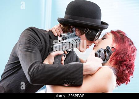 Il loro amore appassionato come il loro dovere. Due spie steampunk, intrappolate in una lotta mortale e romantica Foto Stock