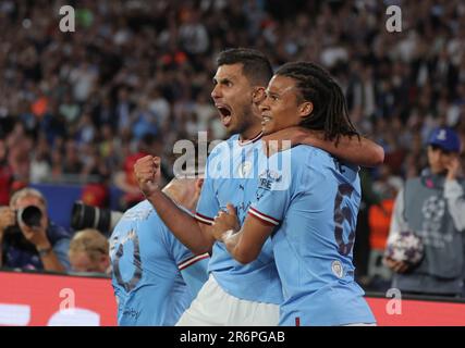 Istanbul. 11th giugno, 2023. Rodri di Manchester City (L) celebra il suo gol con Nathan Ake durante la finale della UEFA Champions League tra Manchester City e Inter Milan allo Stadio Olimpico Ataturk di Istanbul, a Istanbul, T¨¹rkiye, il 10 giugno 2023. Credit: Notizie dal vivo su Xinhua/Alamy Foto Stock