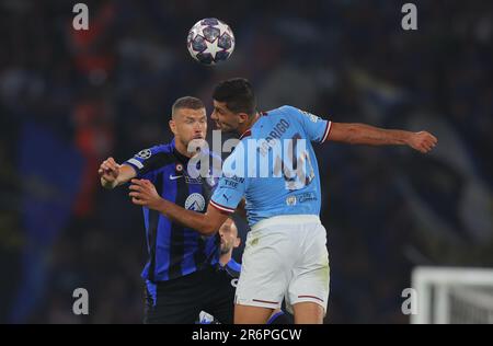 Istanbul. 11th giugno, 2023. Edin Dzeko (L) dell'Inter Milan vies con Rodri di Manchester City durante la finale della UEFA Champions League tra Manchester City e Inter Milan allo Stadio Olimpico Ataturk di Istanbul, T¨¹rkiye, il 10 giugno 2023. Credit: Notizie dal vivo su Xinhua/Alamy Foto Stock