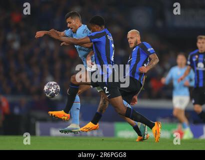 Istanbul. 11th giugno, 2023. Rodri (L) di Manchester City vies con Denzel Dumfries (C) di Inter Milan durante la finale della UEFA Champions League tra Manchester City e Inter Milan allo Stadio Olimpico Ataturk di Istanbul, T¨¹rkiye, il 10 giugno 2023. Credit: Notizie dal vivo su Xinhua/Alamy Foto Stock