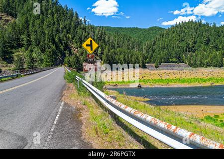 National Forest Road 21 ponte sul Willamette River Middle Fork nella Umpqua National Forest, Oregon, USA Foto Stock