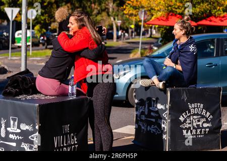 MELBOURNE, AUSTRALIA - MAGGIO 17: Anche se la maggior parte aderivano alle distanze sociali, due donne sono viste abbracciarsi al South Melbourne Market come restrizioni sono state attenuate a Victoria durante COVID 19 il 17 maggio 2020 a Melbourne, Australia. Foto Stock