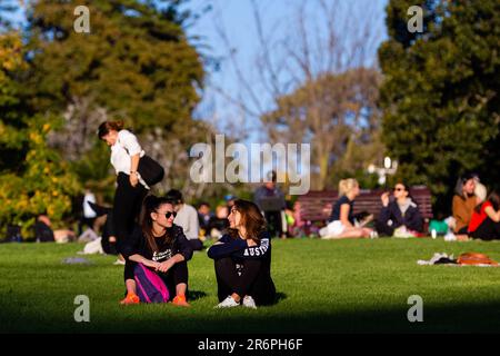 MELBOURNE, AUSTRALIA - MAGGIO 17: Due donne si siedono tra loro per godersi il sole nei Giardini Botanici in quanto le restrizioni sono state attenuate a Victoria durante il COVID 19 il 17 Maggio 2020 a Melbourne, Australia. Foto Stock