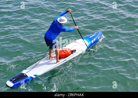 Santa Barbara, California, Stati Uniti. 25th Mar, 2022. Paddle boarding al molo di Santa Barbara/ (Credit Image: © Ian L. Sitren/ZUMA Press Wire) SOLO PER USO EDITORIALE! Non per USO commerciale! Foto Stock