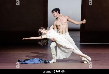 Amburgo, Germania. 09th giugno, 2023. I ballerini Louis Musin come Romeo e Azul Ardizzone come Giulietta ballano durante la prova fotografica di 'Romeo e Giulietta'. Il revival del balletto Shakespeare apre il 48th Hamburg Ballet Days il 11 giugno 2023 ed è considerato un finale speciale per la stagione del 50th° anniversario del coreografo J. Neumeier al Ballet di Amburgo. Credit: Markus Scholz/dpa/Alamy Live News Foto Stock