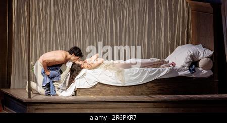 Amburgo, Germania. 09th giugno, 2023. I ballerini Louis Musin come Romeo e Azul Ardizzone come Giulietta ballano durante la prova fotografica di 'Romeo e Giulietta'. Il revival del balletto Shakespeare apre il 48th Hamburg Ballet Days il 11 giugno 2023 ed è considerato un finale speciale per la stagione del 50th° anniversario del coreografo J. Neumeier al Ballet di Amburgo. Credit: Markus Scholz/dpa/Alamy Live News Foto Stock