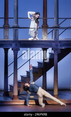 Amburgo, Germania. 09th giugno, 2023. I ballerini Louis Musin come Romeo e Azul Ardizzone come Giulietta ballano durante la prova fotografica di 'Romeo e Giulietta'. Il revival del balletto Shakespeare apre il 48th Hamburg Ballet Days il 11 giugno 2023 ed è considerato un finale speciale per la stagione del 50th° anniversario del coreografo J. Neumeier al Ballet di Amburgo. Credit: Markus Scholz/dpa/Alamy Live News Foto Stock