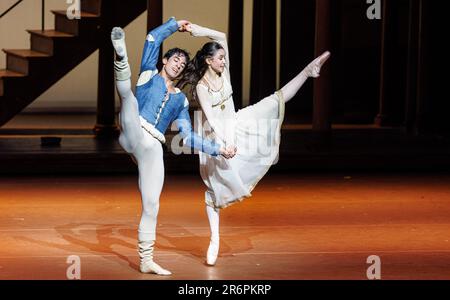 Amburgo, Germania. 09th giugno, 2023. I ballerini Louis Musin come Romeo e Azul Ardizzone come Giulietta ballano durante la prova fotografica di 'Romeo e Giulietta'. Il revival del balletto Shakespeare apre il 48th Hamburg Ballet Days il 11 giugno 2023 ed è considerato un finale speciale per la stagione del 50th° anniversario del coreografo J. Neumeier al Ballet di Amburgo. Credit: Markus Scholz/dpa/Alamy Live News Foto Stock
