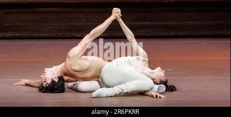 Amburgo, Germania. 09th giugno, 2023. I ballerini Louis Musin come Romeo e Azul Ardizzone come Giulietta ballano durante la prova fotografica di 'Romeo e Giulietta'. Il revival del balletto Shakespeare apre il 48th Hamburg Ballet Days il 11 giugno 2023 ed è considerato un finale speciale per la stagione del 50th° anniversario del coreografo J. Neumeier al Ballet di Amburgo. Credit: Markus Scholz/dpa/Alamy Live News Foto Stock