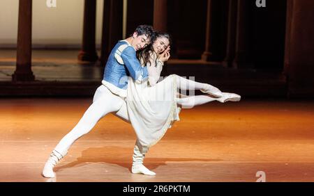 Amburgo, Germania. 09th giugno, 2023. I ballerini Louis Musin come Romeo e Azul Ardizzone come Giulietta ballano durante la prova fotografica di 'Romeo e Giulietta'. Il revival del balletto Shakespeare apre il 48th Hamburg Ballet Days il 11 giugno 2023 ed è considerato un finale speciale per la stagione del 50th° anniversario del coreografo J. Neumeier al Ballet di Amburgo. Credit: Markus Scholz/dpa/Alamy Live News Foto Stock