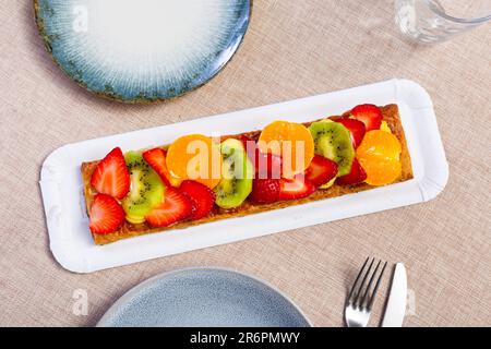 Sfoglia con crema pasticcera, fragole, mandarino e kiwi Foto Stock