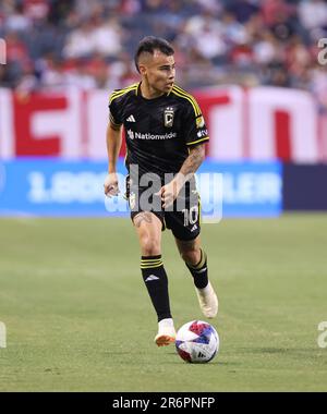 Chicago, USA, 10 giugno 2023. Major League Soccer (MLS) Lucas Zelarayan (10) di Columbus Crew si occupa della palla contro il Chicago Fire FC al Soldier Field di Chicago, Illinois, USA. Credit: Tony Gadomski / All Sport Imaging / Alamy Live News Foto Stock