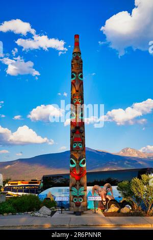 Il famoso palo dei due fratelli Haida Gwaii Totem si erge alto nel centro della città di Jasper, nelle Montagne Rocciose del Canada Foto Stock