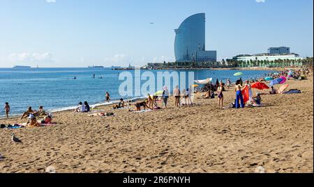 Spiaggia di Barceloneta la mattina presto con sfondo enorme Barcellona-W hotel Foto Stock